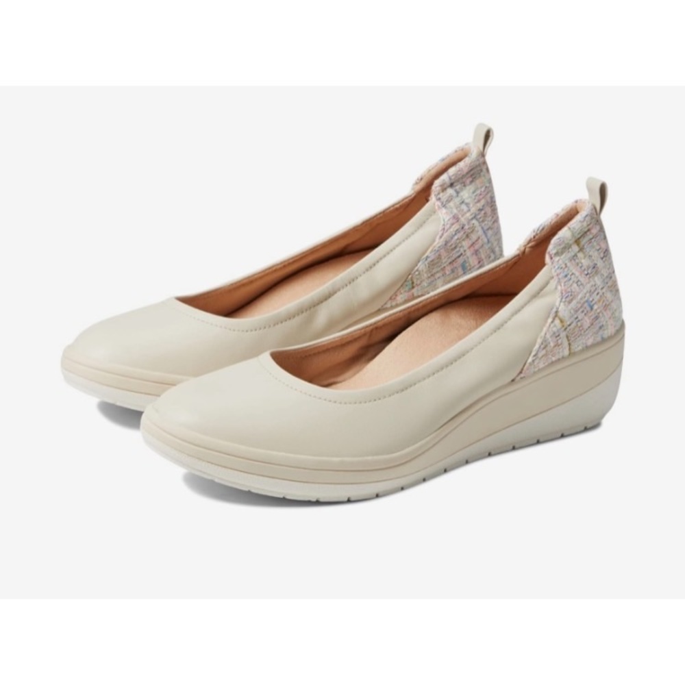 NWOT Vionic Jacey Wedge in Cream in Size 8.